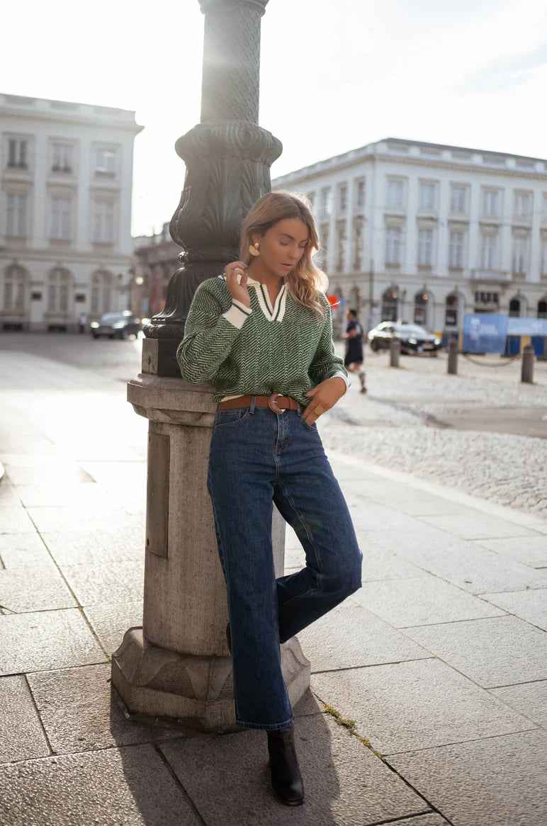 EMILIA | THE GREEN V-NECK SWEATER WITH FOLDED COLLAR